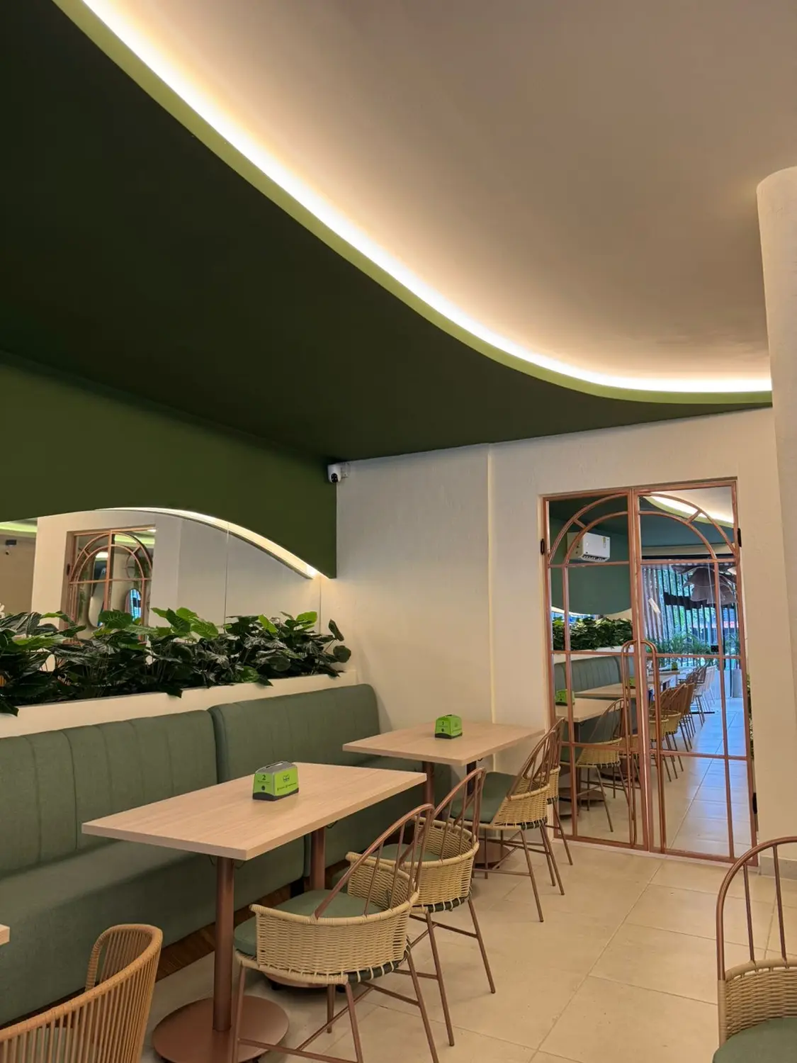 Interior moderno de Tropicool Florencia