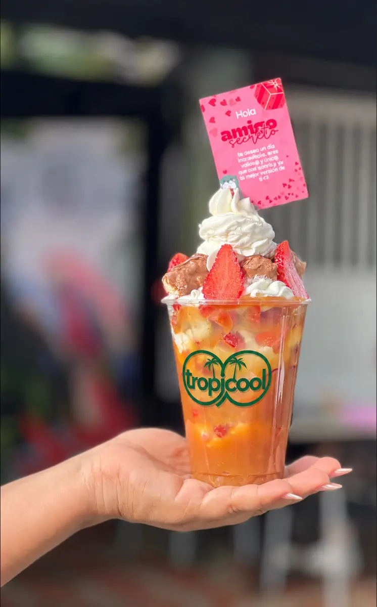 Postre Tropicool con frutas y crema